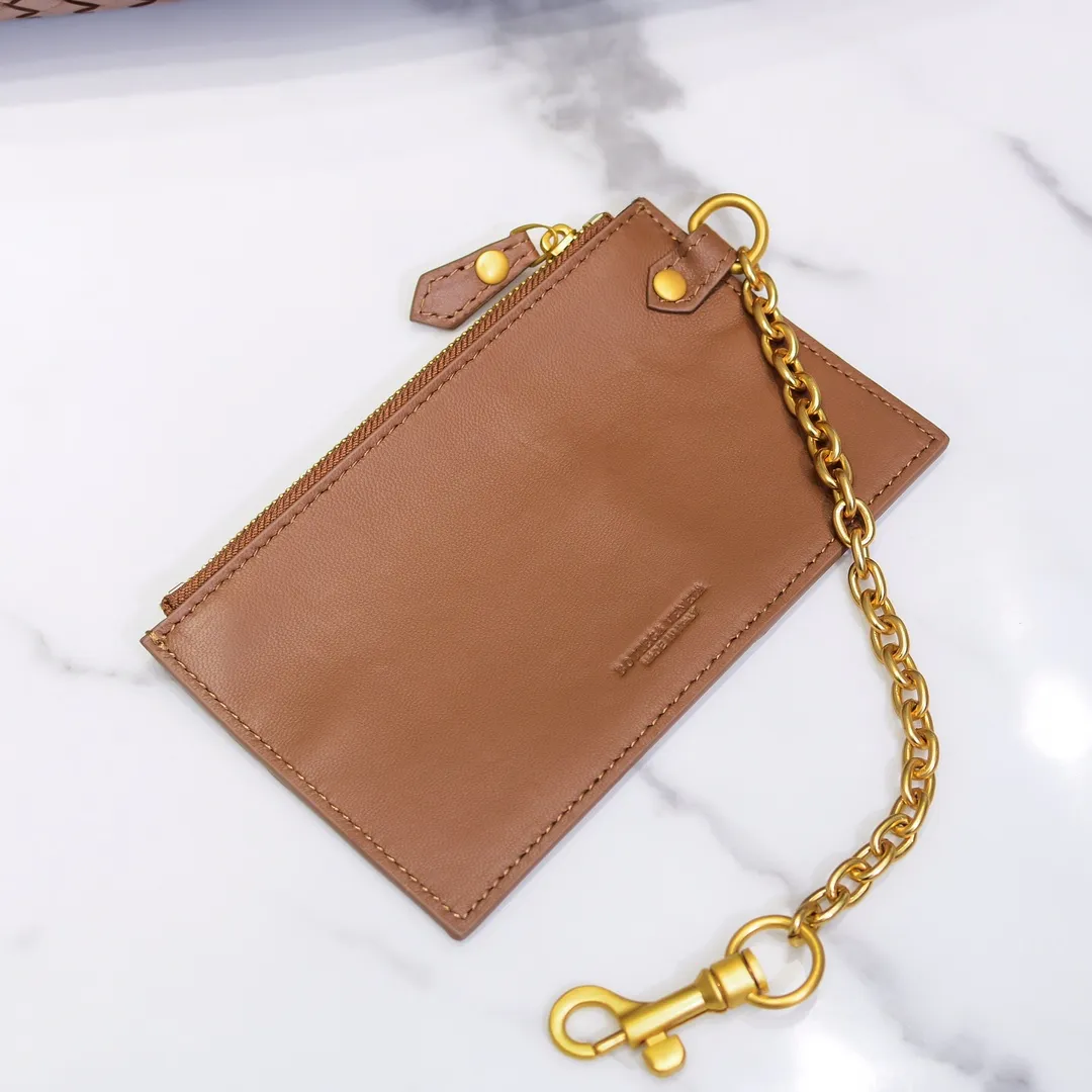 Real shot🔥🔥The counterattack of the popular Bottega Veneta started with this series of cloud bags, which went viral in the fashion circle and started a craze! Out of stock, out of stock, out of stock... One piece is hard to find, super hard to buy, regardless of age, season, or occasion. Very classy. Really, if you carry this on the road, it will turn heads! This is also the reason why this series is so expensive. Large size: 38*20*8.5cm [Big Cloud Weaving]